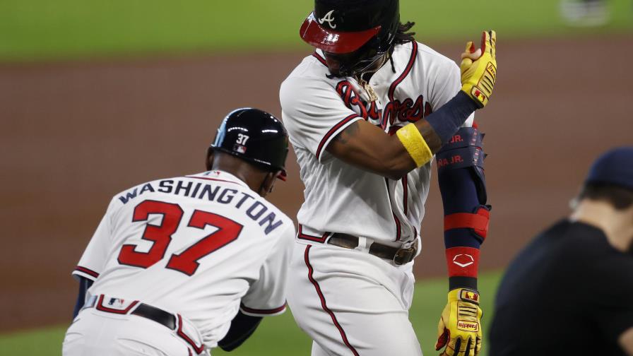Ronald Acuña Jr. la sacó para hacer historia en postemporada