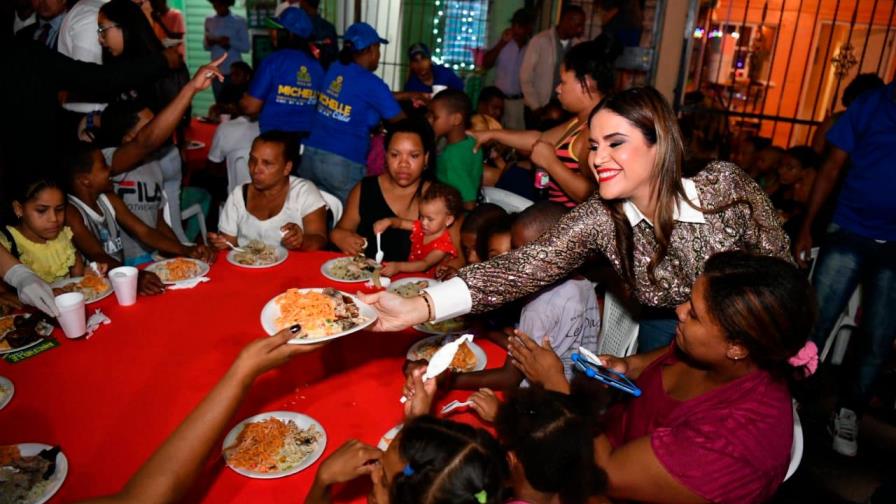 Michelle Ortiz lleva cena navideña a varios sectores del Distrito Nacional Michelle Ortiz lleva cena navideña a varios sectores del Distrito Nacional