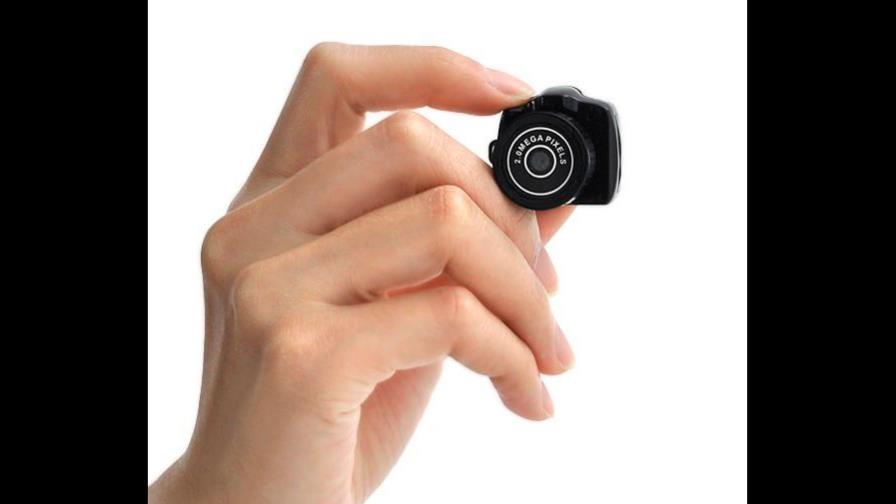 Una madre instala cámara secreta en cabello de su hija autista 