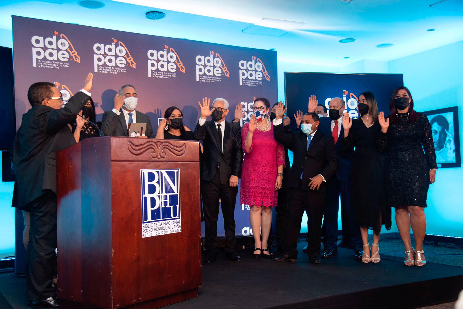 Los miembros del Consejo Directo de Adopae al momento de ser juramentados.