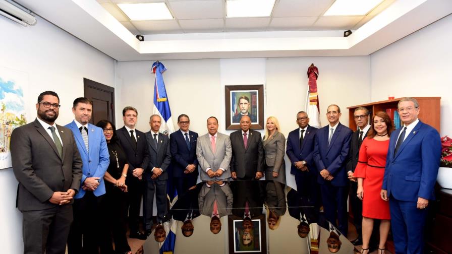 Posesionan a nuevos jueces del Tribunal Constitucional Posesionan a nuevos jueces del Tribunal Constitucional