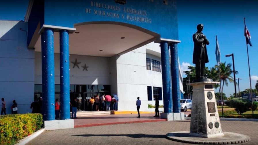  Abinader deroga decretos que nombraban 38 funcionarios en la Lotería y Migración