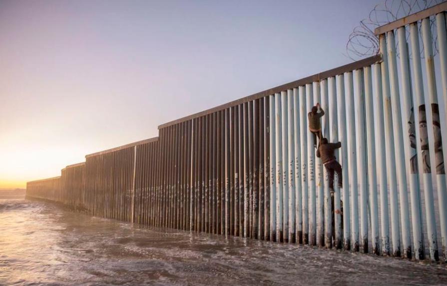 Muere migrante mexicano al caer del muro fronterizo en Texas