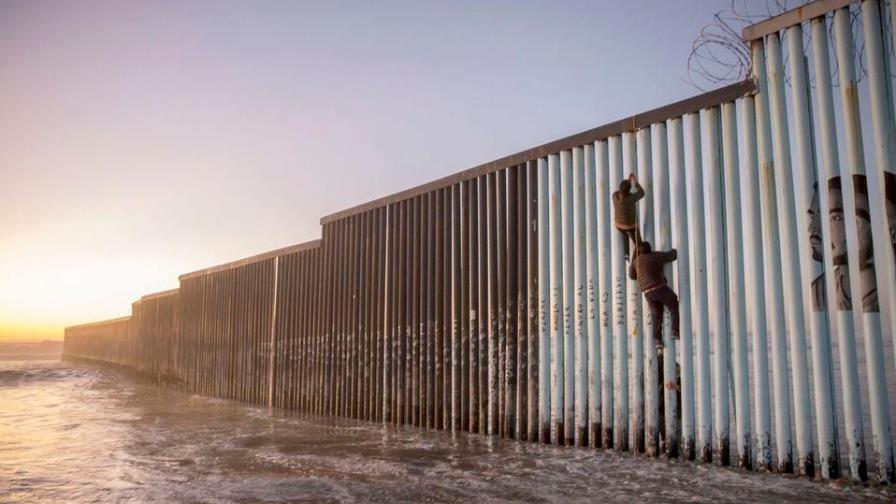 Muere migrante mexicano al caer del muro fronterizo en Texas