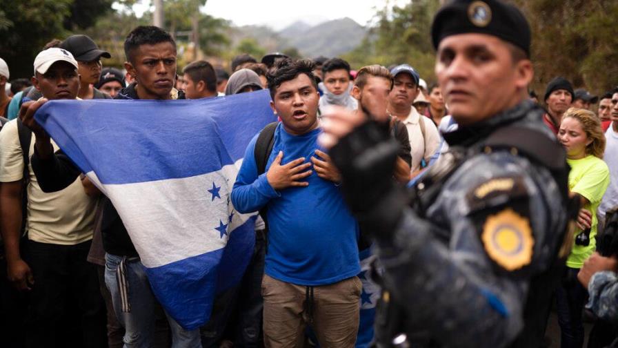 Hondureños en caravana desafían dura ley migratoria de EE.UU. Hondureños en caravana desafían dura ley migratoria de EE.UU.
