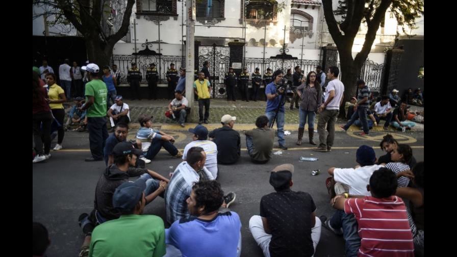 Cientos de migrantes parten de Ciudad México hacia frontera