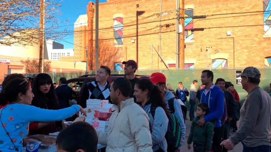 Autoridades dejan libres a otros 100 migrantes en Texas