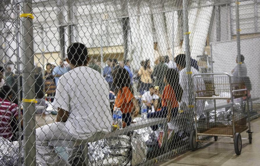 EEUU pide dos años para identificar niños separados de padres en la frontera