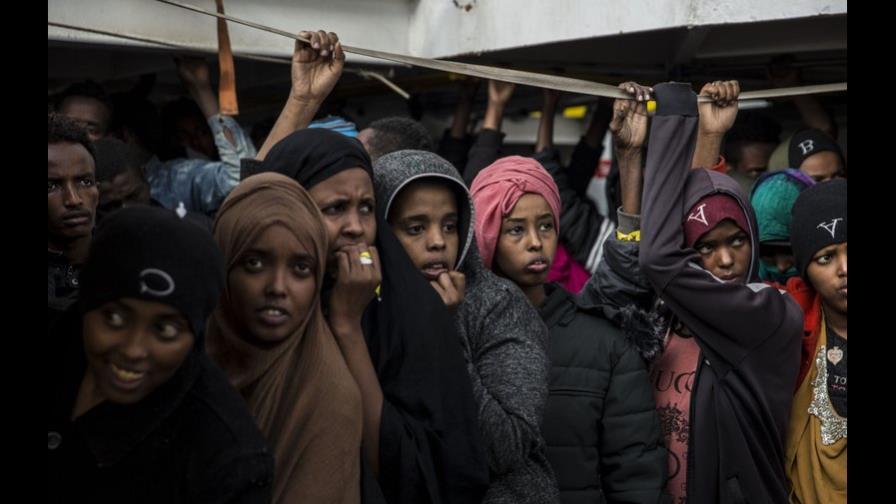 Buque con 300 migrantes llega a España tras una semana en mar