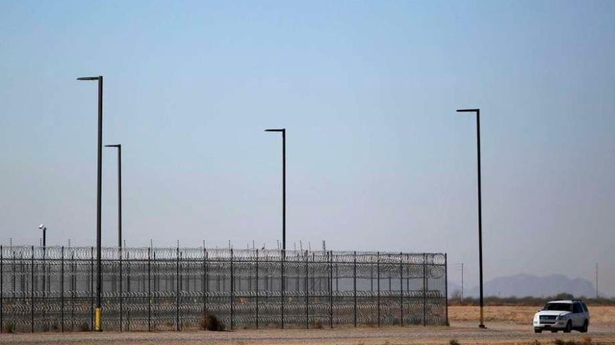 Dan a la fuerza suero a migrantes en huelga de hambre en Texas