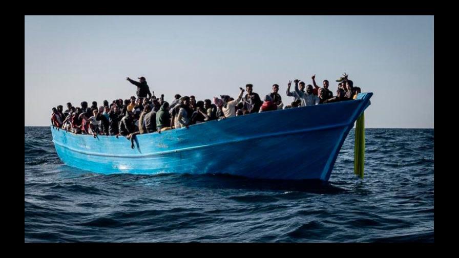 Cerca de 800 migrantes rescatados en el Mediterráneo desembarcan en Italia