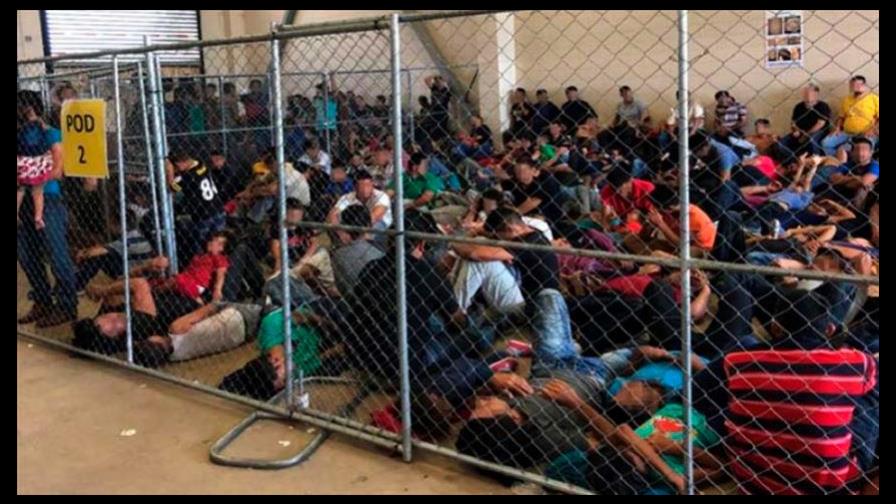 EE.UU. planea permitir quedarse en el país a familias separadas en frontera