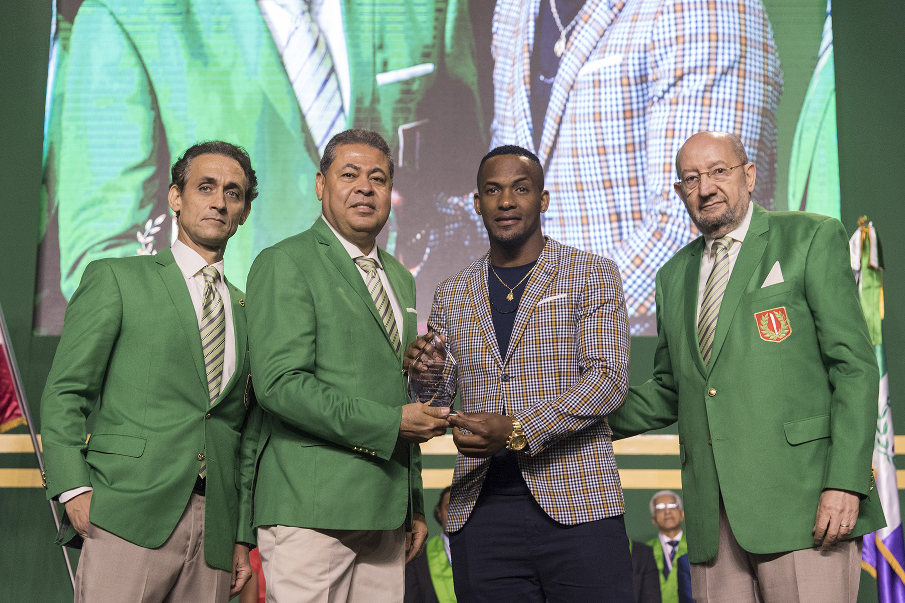 El jugador de los Yanquis de Nueva York, candidato a Novato del año en la Liga Americana, recibe una placa de reconocimiento durante el 52 ceremonial el domingo 11 de noviembre de 2018 en el Pabellón de la Fama del Deporte Dominicano.