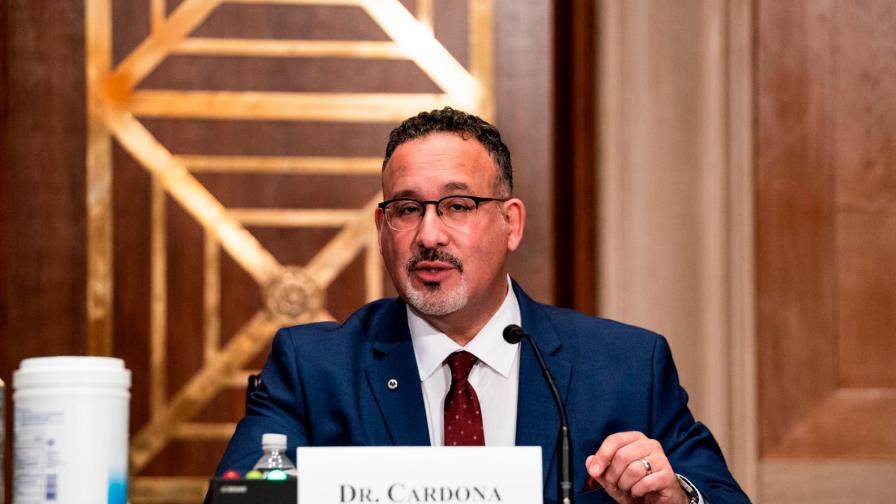 Biden envía a su secretario de Educación a investidura del presidente de Perú