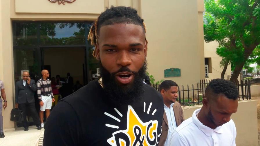 Pelotero Miguel Castro acude a la fiscalía a retirar prendas robadas durante asalto 