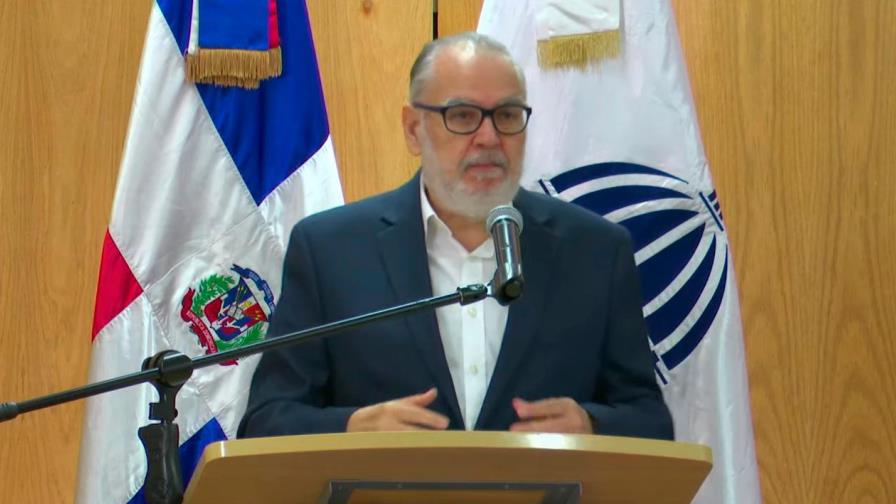 Ministro de Economía entrega cerca de RD$120 millones  para materializar 41 proyectos de inversión pública