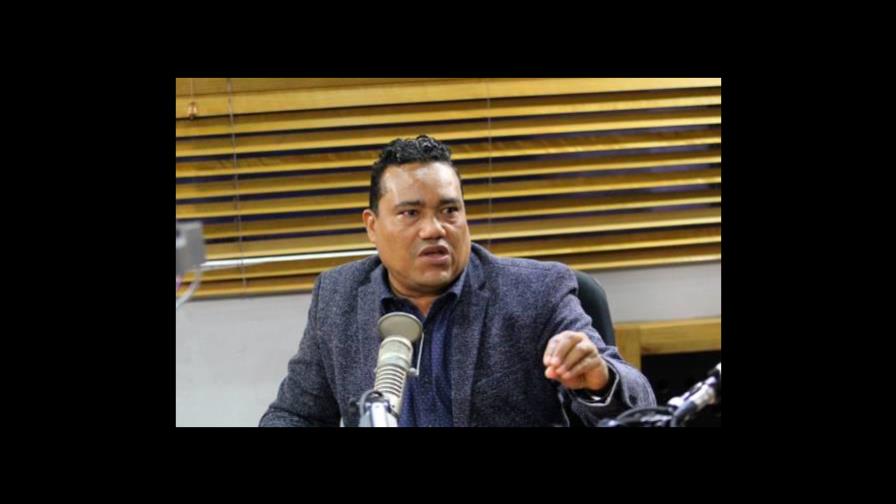 Miguel Céspedes también critica letras de canciones urbanas, pero luego se retracta y pide disculpas 