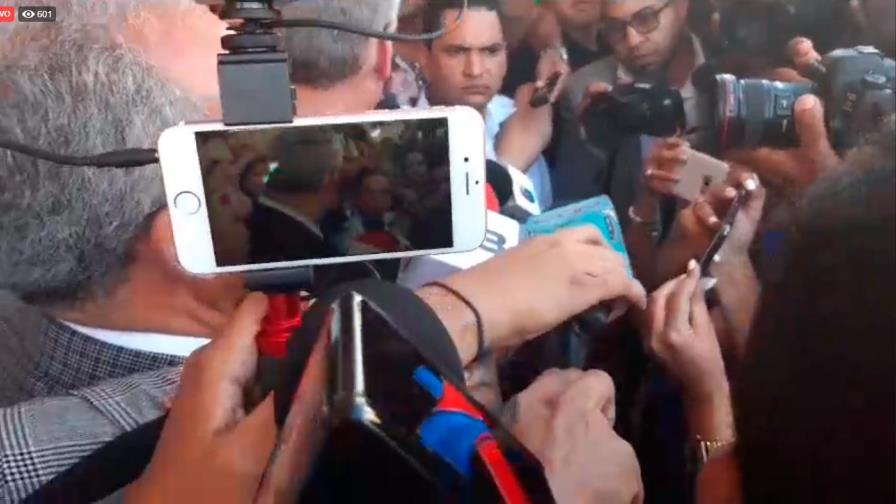 Esta vez Gonzalo Castillo fue a votar con una multitud que le vitoreó Esta vez Gonzalo Castillo fue a votar con una multitud que le vitoreó