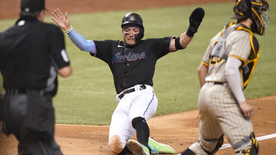 Marlins arman rally al final para vencer a Padres
