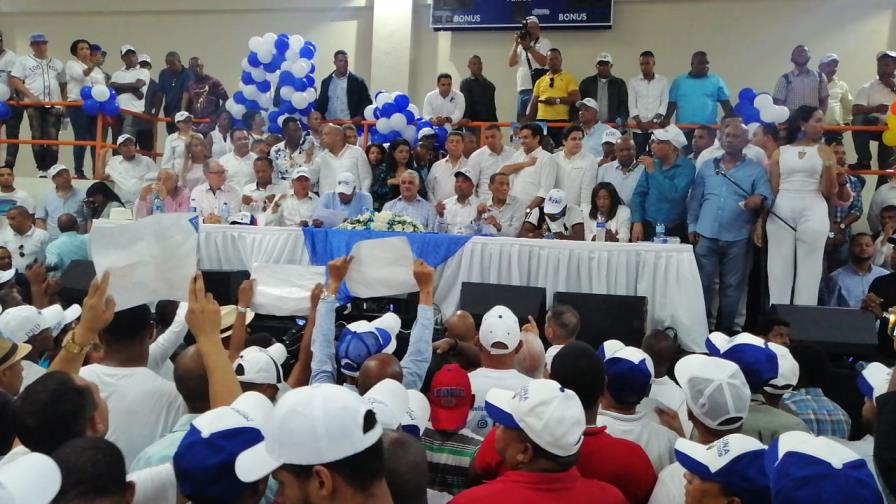 Miguel Vargas se reúne con seguidores en Ocoa y San Cristóbal