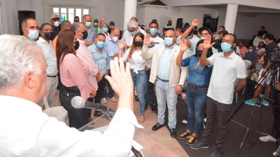 Miguel Vargas juramenta en el PRD a dirigente del PRM