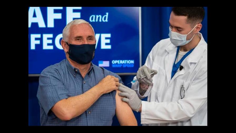 Mike Pence se pone en público la vacuna de la covid-19 para generar confianza