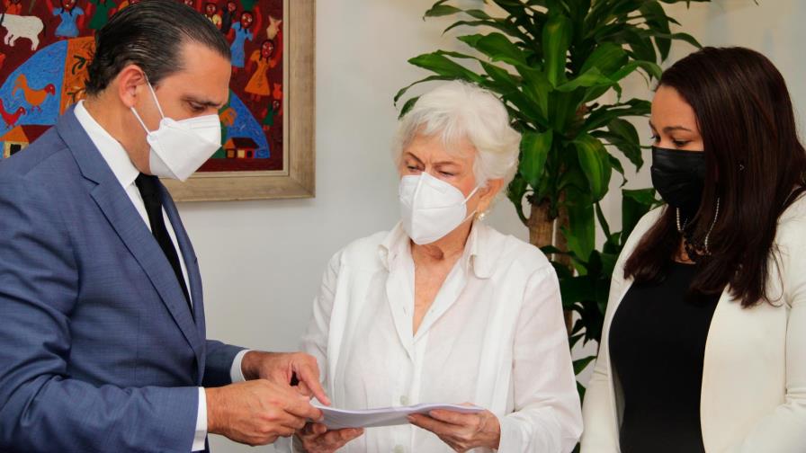 Ortiz Bosch recibe nuevo Código de Ética de la Policía Nacional para su revisión