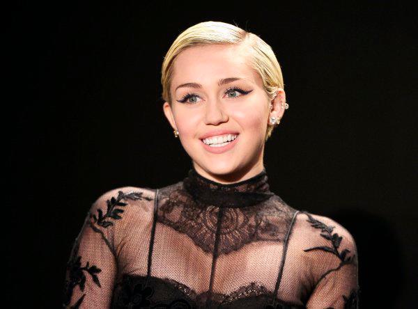 Miley Cyrus anuncia para el 27 de noviembre su nuevo disco, “Plastic Hearts”