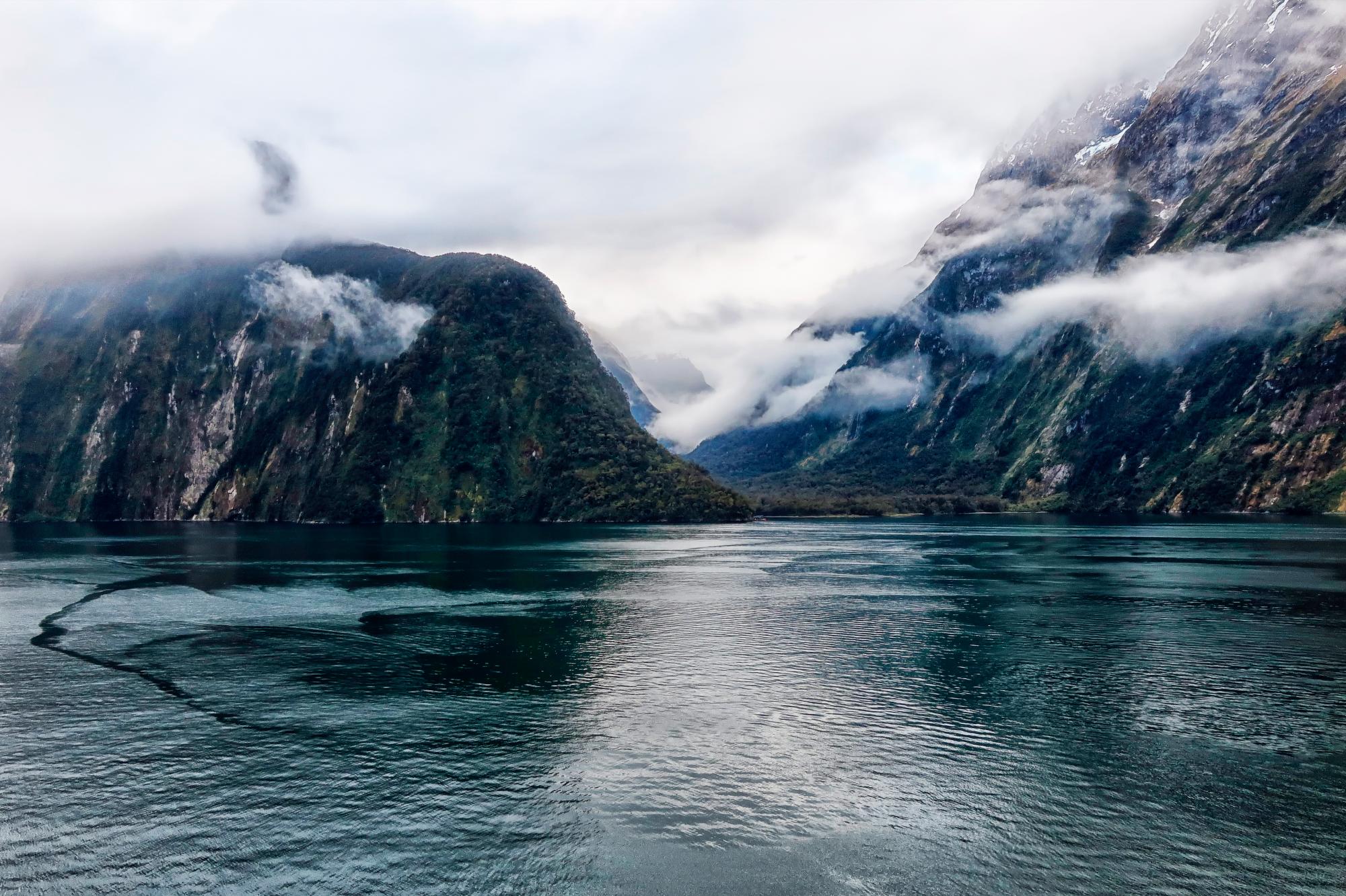 La naturaleza espectacular de los fiordos Milford Sound en Nueva Zelanda.