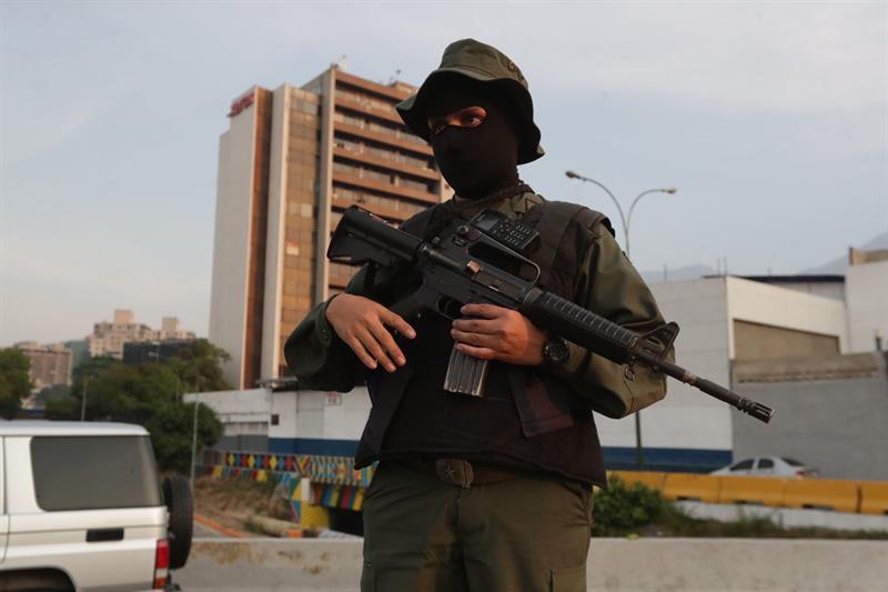 Militares de bandos contrarios se aprestan a enfrentarse en Venezuela