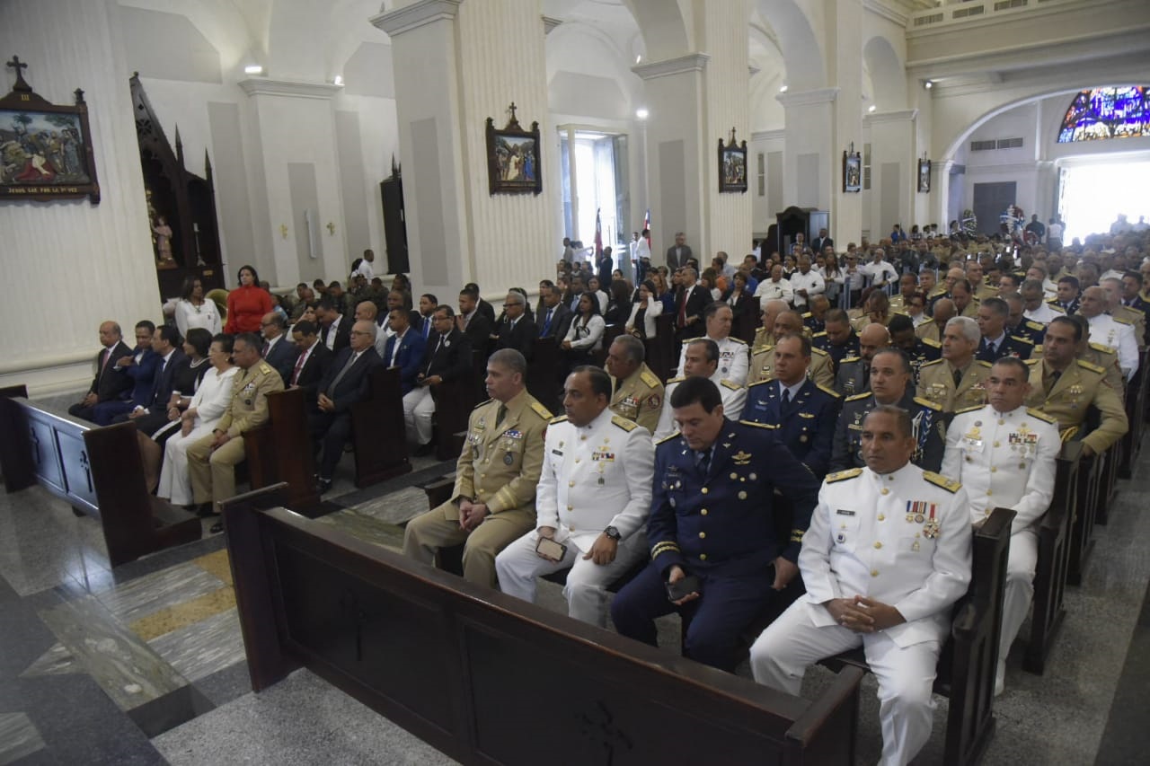 Los militares que acudieron al tedeum del 175 aniversario de la Batalla del 30 de Marzo del 1844,  celebrado en la Catedral Santiago Apóstol.