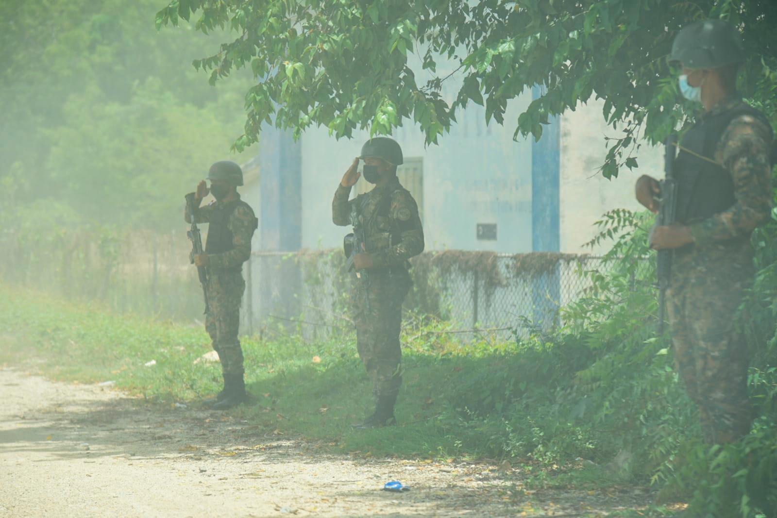 Soldados en guardia en la frontera, por la provincia de Dajabón. 