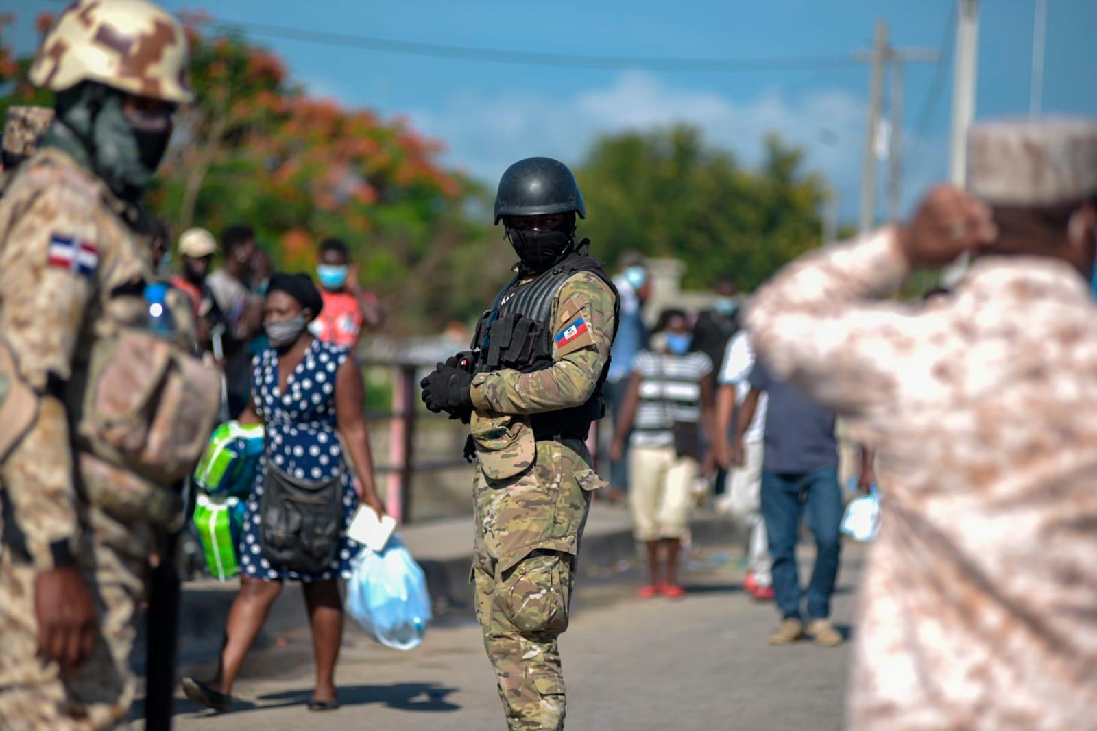 Militares dominicanos vigilan en Dajabón, la frontera donínico-haitiana.