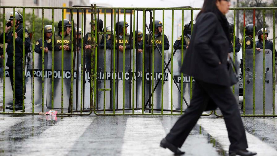 Tranquilidad en Perú un día después de la disolución del Congreso