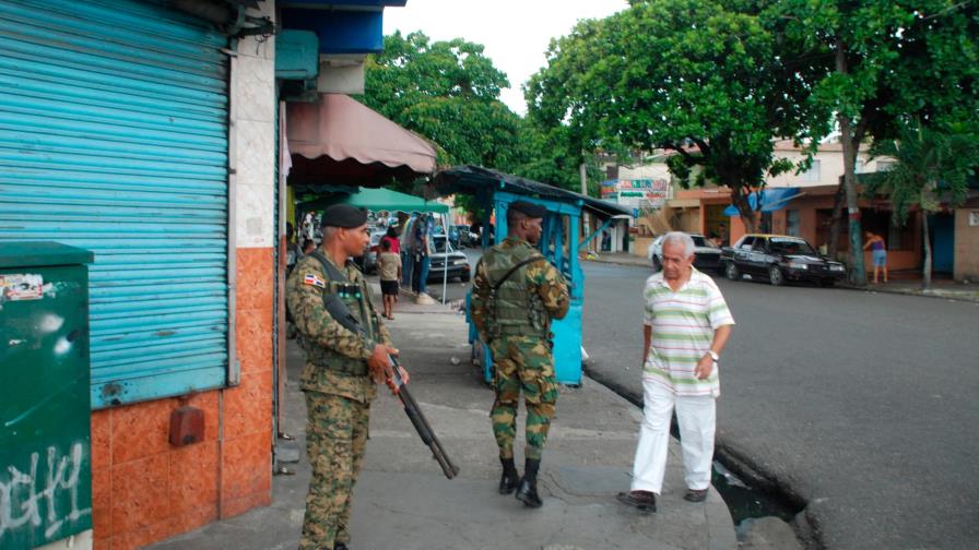 Las Fuerzas Armadas priorizan la intervención de los barrios del GSD
Fuerzas Armadas intervendrán barrios de Santo Domingo y el Distrito Nacional     