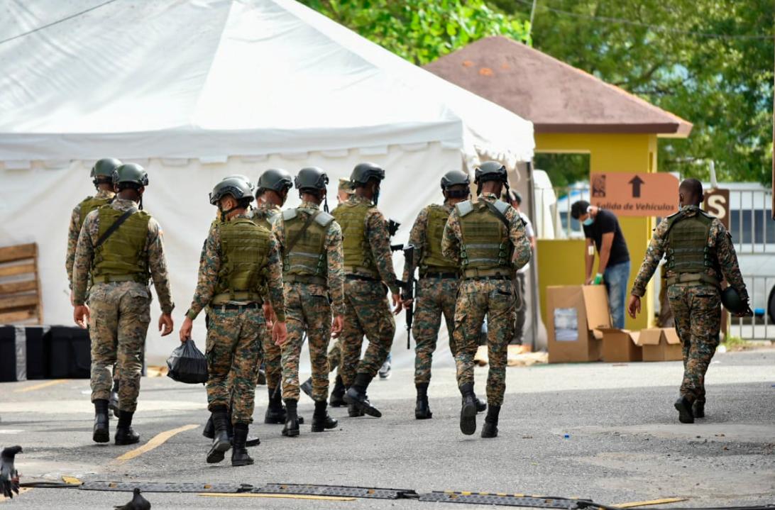 Las calles siguen cerradas y hay militares en la Junta del Distrito. 
