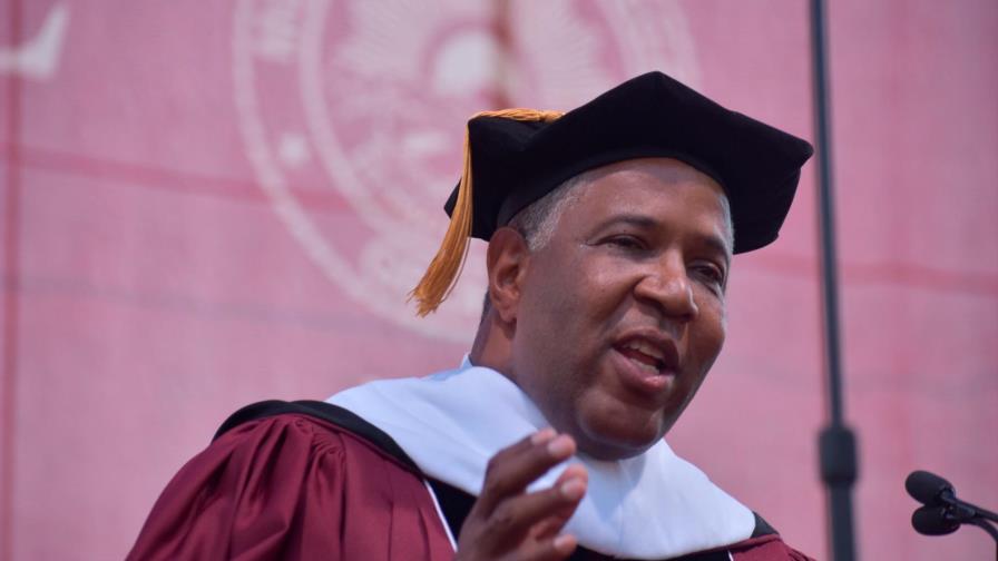 Multimillonario anuncia que pagará la deuda de estudios de una promoción universitaria completa