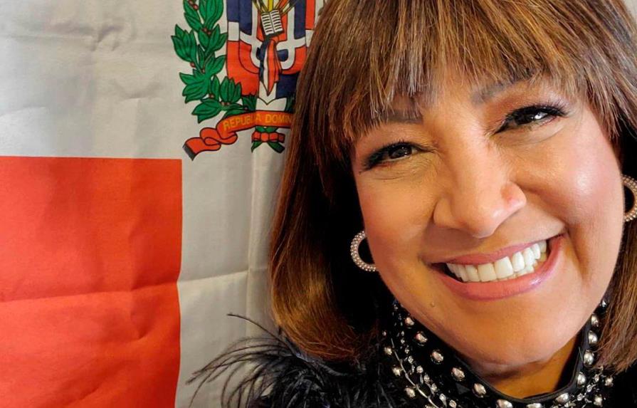 Milly Quezada invita a ondear la bandera en el Mes de la Patria