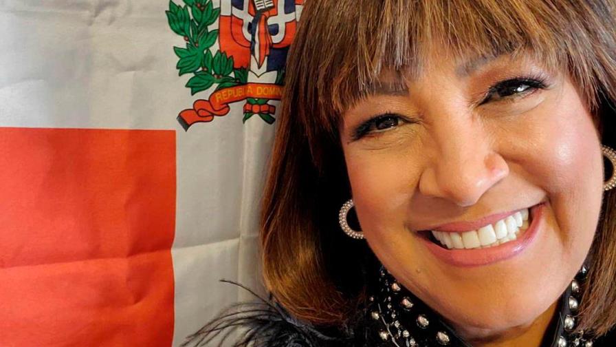 Milly Quezada invita a ondear la bandera en el Mes de la Patria