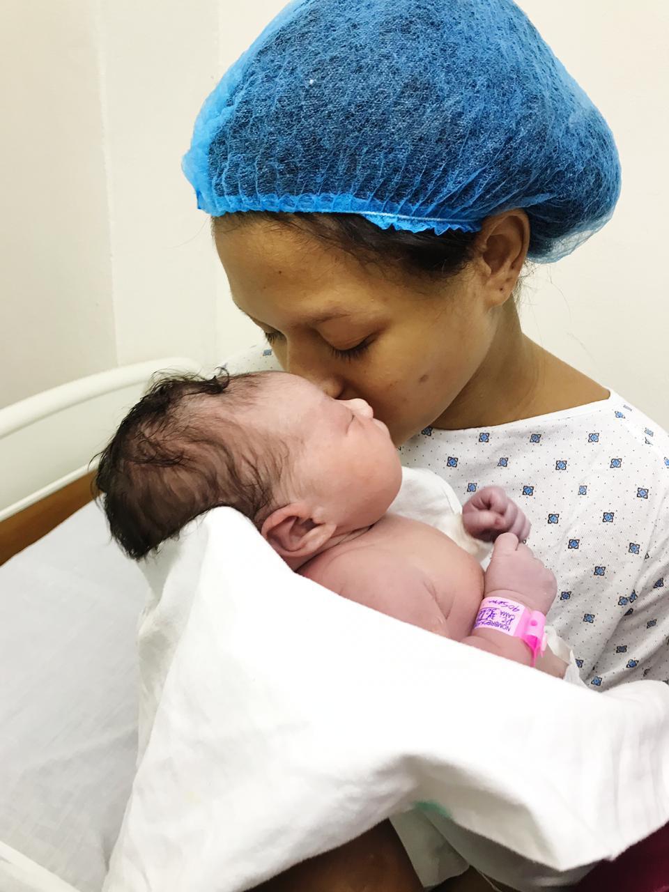 Escarlet Diloné Castillo junto a su hija nacida el 1 de enero de 2019.(Fuente externa) 