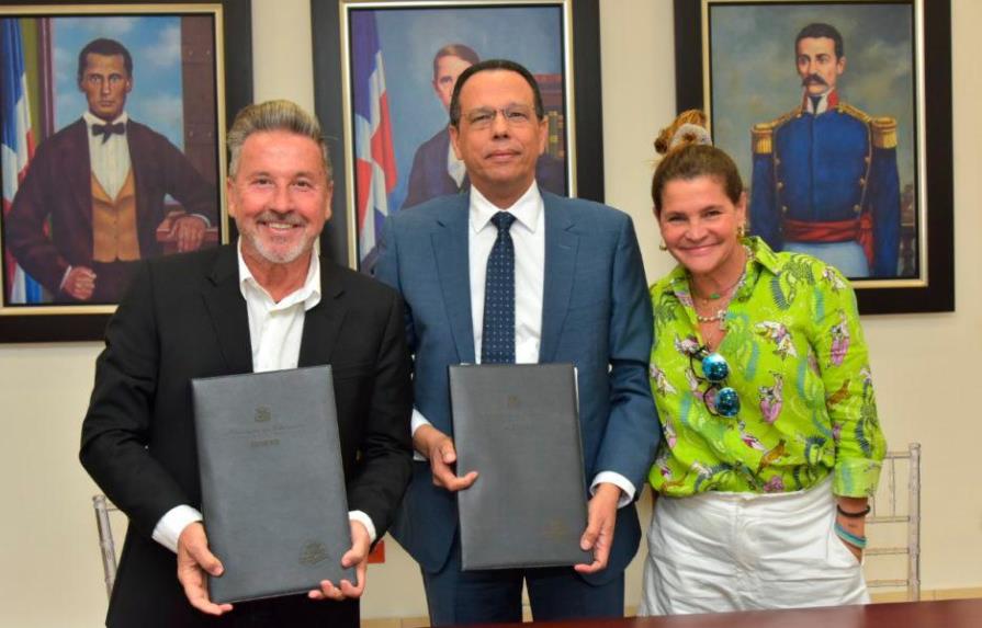 Ricardo Montaner construirá escuela en Samaná tras acuerdo con el Ministro de Educación