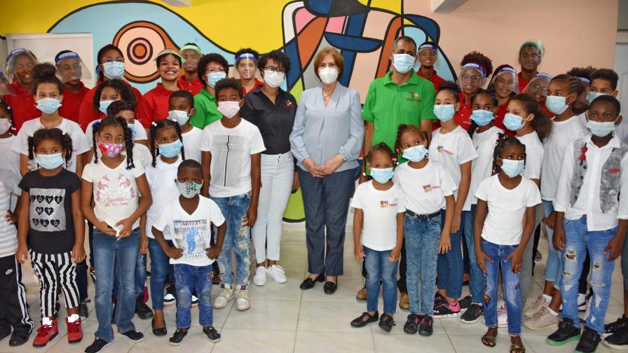 Ministra de Cultura visita escuela de arte en Los Mina