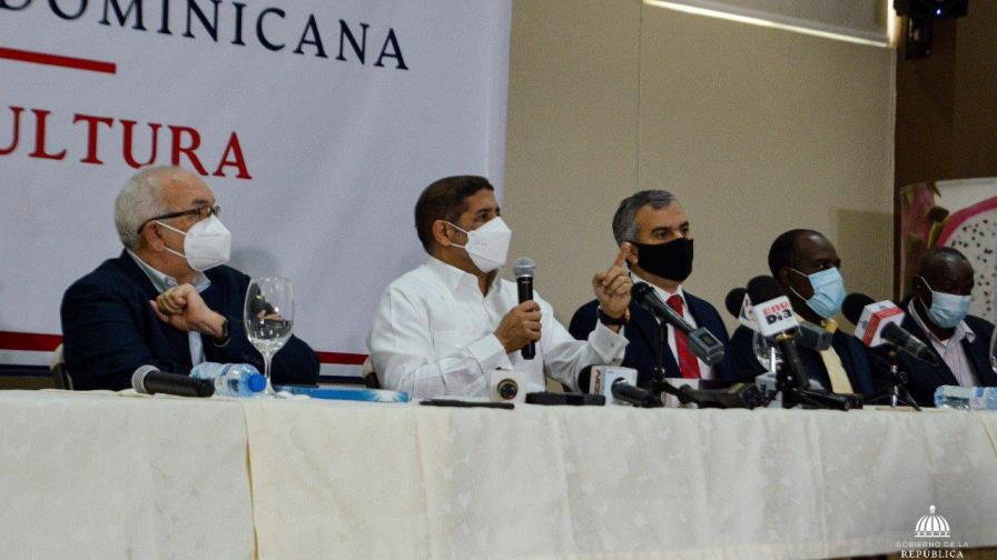 Gobierno firma acuerdo para mantener estabilidad de los precios de productos básicos