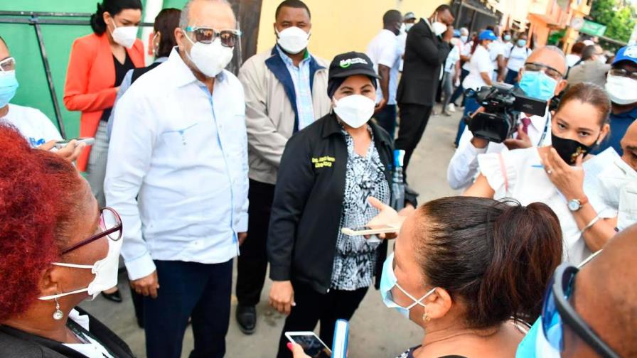 Ministro de Salud recorre sector La Yuca; se reúne con líderes comunitarios