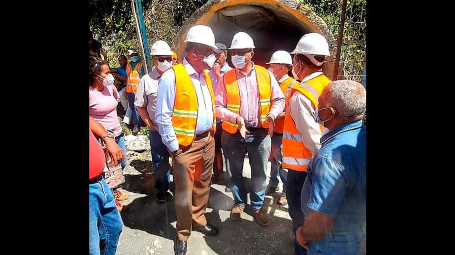 Almonte y técnicos del MEM visitan minas de larimar y carbonato de calcio
