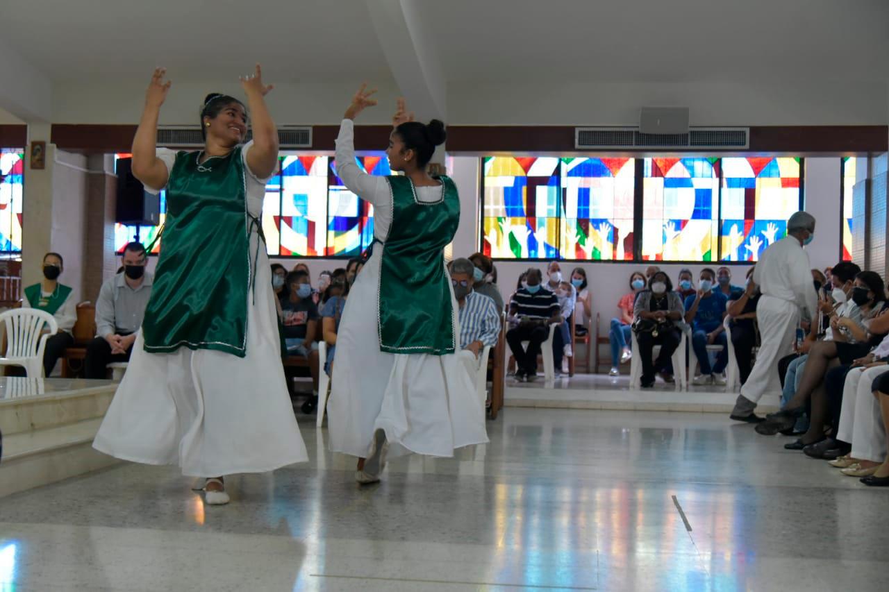 Dos mujeres le rindieron homenaje con una danza cristiana de una canción interpretada a Jesucristo en la que Johnny Ventura participó junto a otros artistas. 
