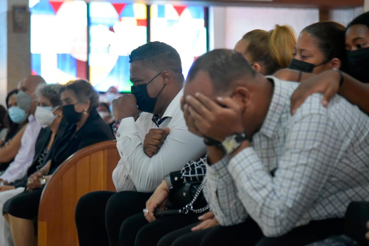 Los hijos de Johnny Ventura lloran durante la primera misa de su fallecimiento.