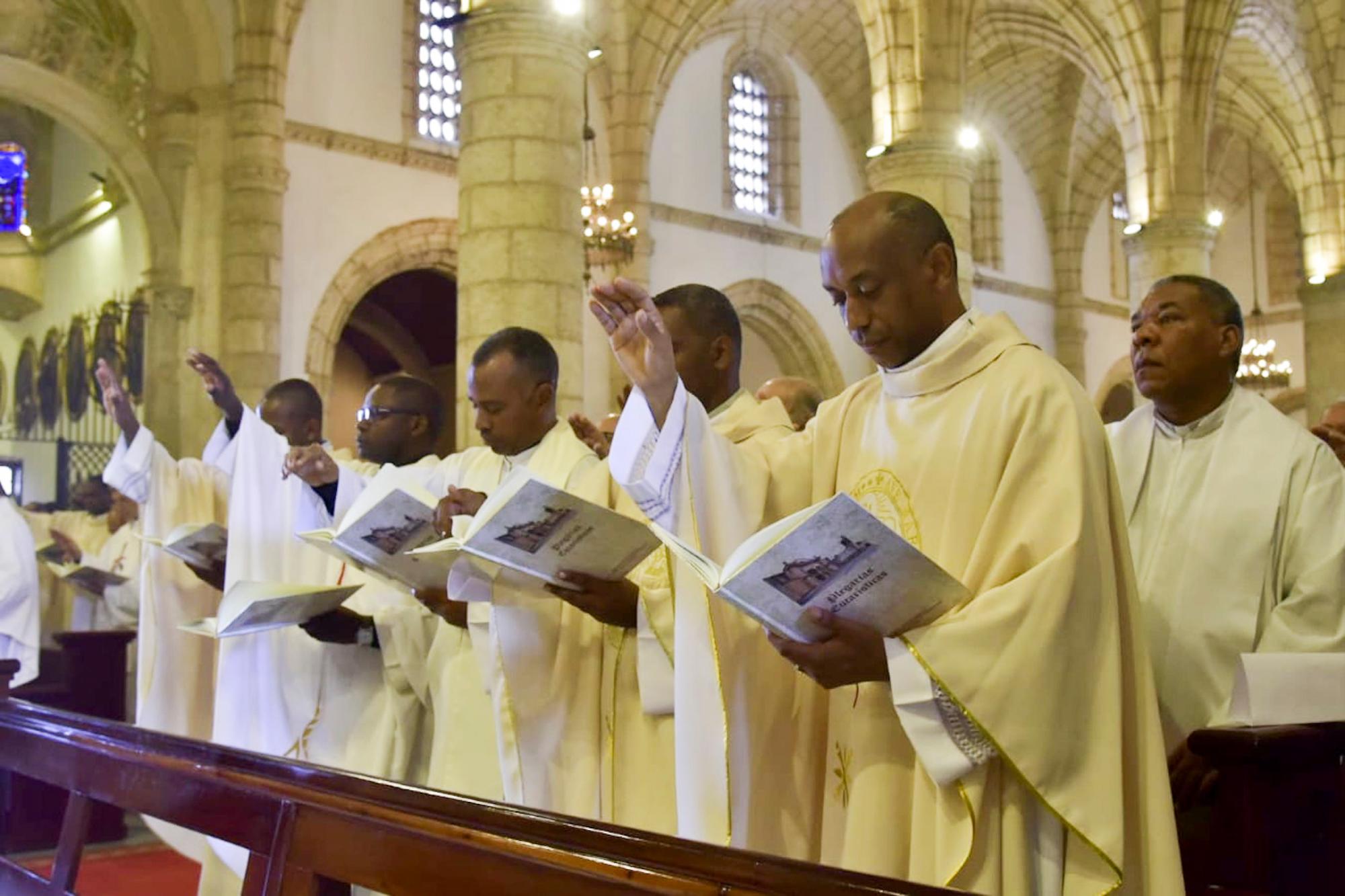 Sacerdotes leen el libro de las Plegarias Eucarísticas en la Misa Crismal de la Catedral Primada de América de Santo Domingo, República Dominicana.
