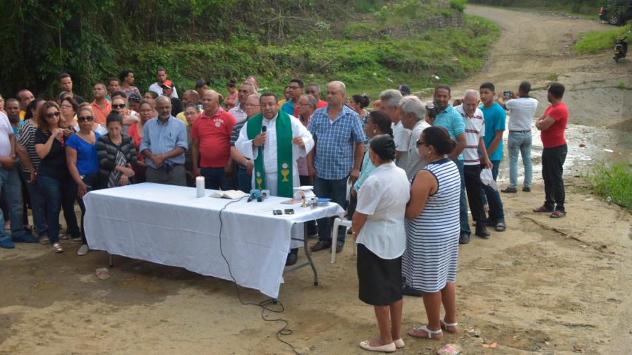 Celebran una misa para pedir construcción de puente y caminos vecinales Celebran una misa para pedir construcción de puente y caminos vecinales