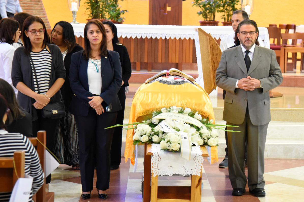 Luego de la misa, el cuerpo de monseñor Bencosme fue traslado a Moca, donde le dieron cristiana sepultura.